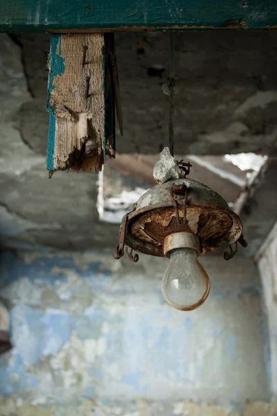 Старая железная лампа — стоковое фото