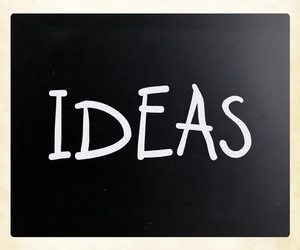 "Myšlenky"rukou s bílou křídou na tabuli — Stock fotografie