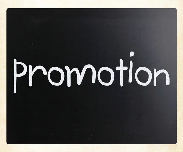 La palabra "promoción" escrita a mano con tiza blanca en un blackboar —  Fotos de Stock