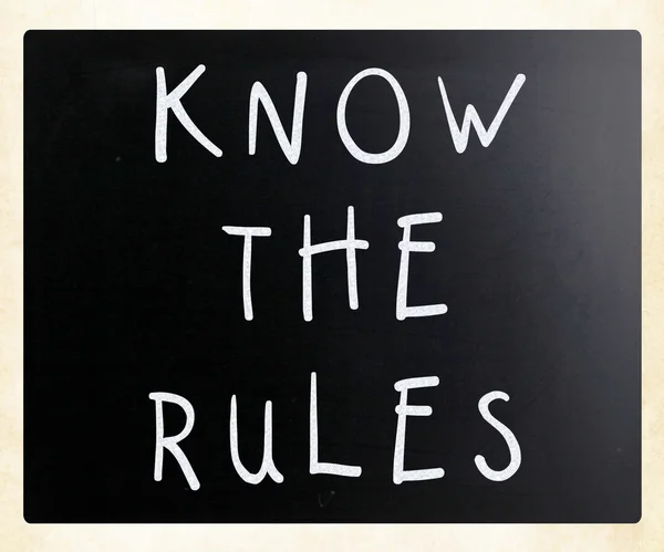 知道规则 用白色粉笔在黑板上的手写体 — 图库照片