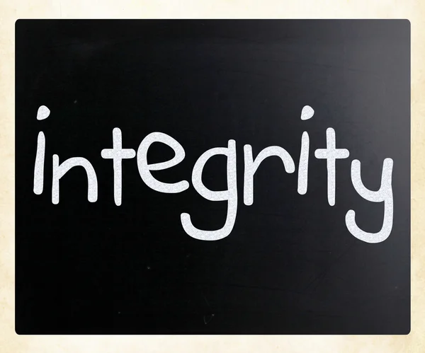 "Integridad "escrito a mano con tiza blanca en una pizarra — Foto de Stock