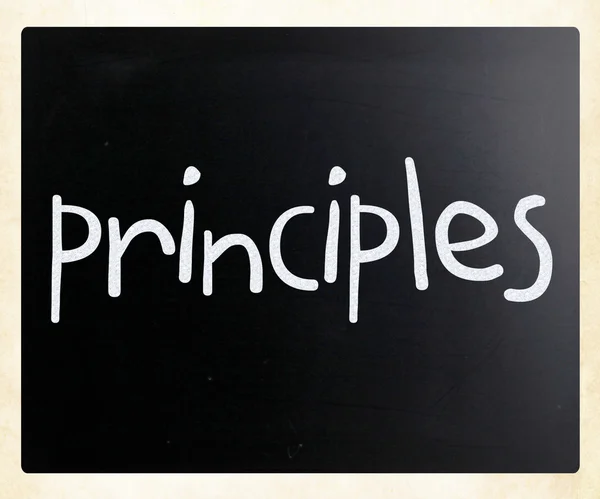""原则" 用白色粉笔在黑板上手写 — 图库照片
