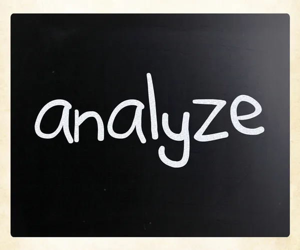 "Analysera ”handskrivna med vit krita på en svart tavla — Stockfoto