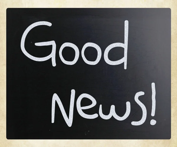"Bonne nouvelle ! " manuscrit à la craie blanche sur un tableau noir — Photo