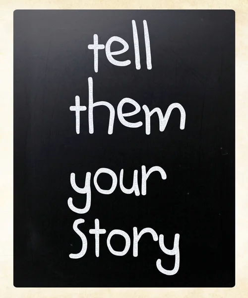 "Řekni jim svůj příběh "vlastnoručně psaný bílou křídou na blackbo" — Stock fotografie