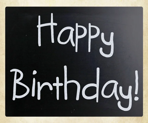 "Happy Birthday"odręcznie białą kredą na tablicy — Zdjęcie stockowe