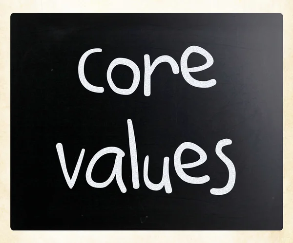 道德观念 用白色粉笔黑板上手写的核心价值观 — 图库照片