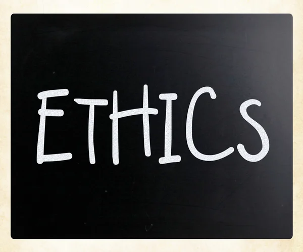 "Etik ”handskrivna med vit krita på en svart tavla — Stockfoto