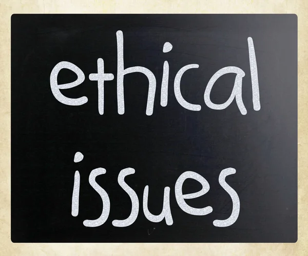 "ethische Fragen "handgeschrieben mit weißer Kreide auf einer Tafel — Stockfoto