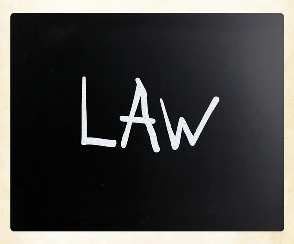 "Закон "от руки написан белым мелом на доске — стоковое фото