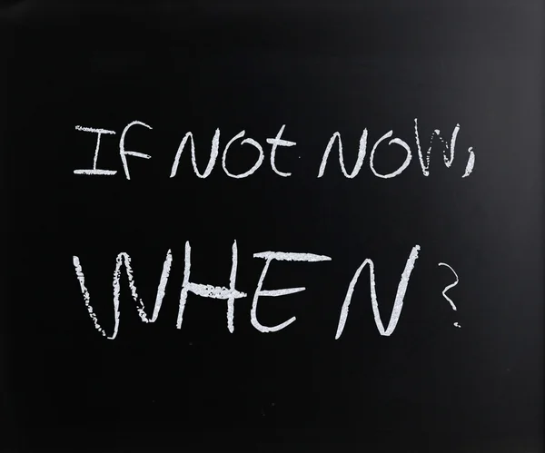 "지금이 아니라면, 언제? "칠판에 흰색 분필로 필기 — 스톡 사진