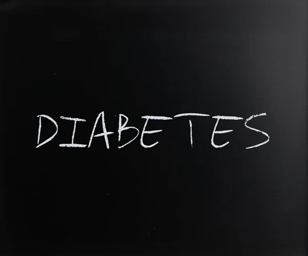 The word "Diabetes" handwritten with white chalk on a blackboard — Stock Photo, Image