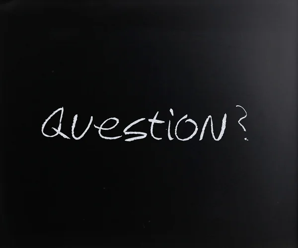 "질문" 칠판에 흰색 분필로 손으로 쓴 — 스톡 사진
