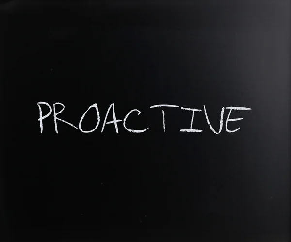 "proaktivt" handskrivna med vit krita på en svart tavla — Stockfoto