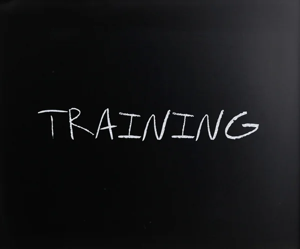 "Trening "odręczne z białą kredą na tablicy — Zdjęcie stockowe