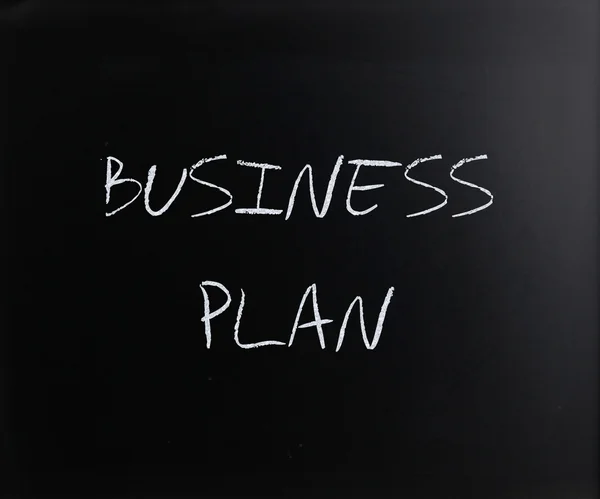 "Business plan "manuscrit à la craie blanche sur un tableau noir — Photo