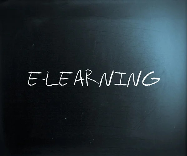 "E-Learning "odręczne z białą kredą na tablicy — Zdjęcie stockowe