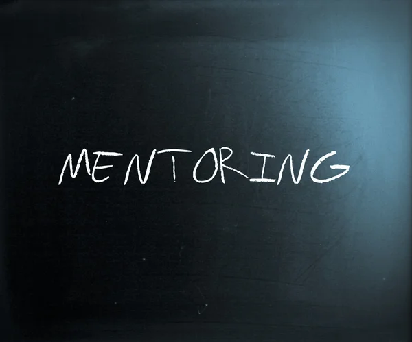 "Mentoring "scritto a mano con gesso bianco su lavagna — Foto Stock