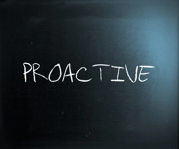 'Proactive' handwritten with white chalk on a blackboard — Stock Photo, Image