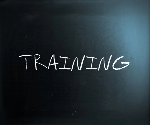 "Training "handgeschreven met wit krijt op een Blackboard — Stockfoto