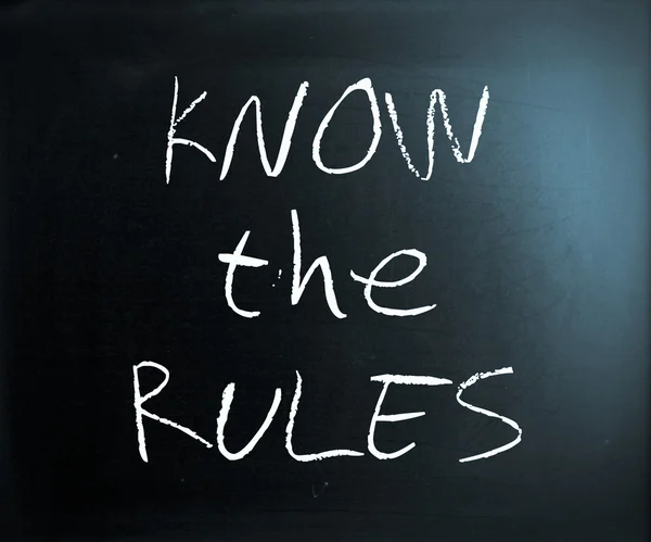 "知道规则 "用白色粉笔在黑板上手写 — 图库照片
