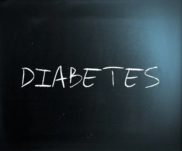Het woord 'diabetes' handgeschreven met wit krijt op een schoolbord — Stockfoto