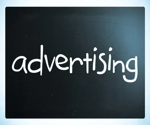 Ordet "reklam" handskrivna med vit krita på en blackbo — Stockfoto