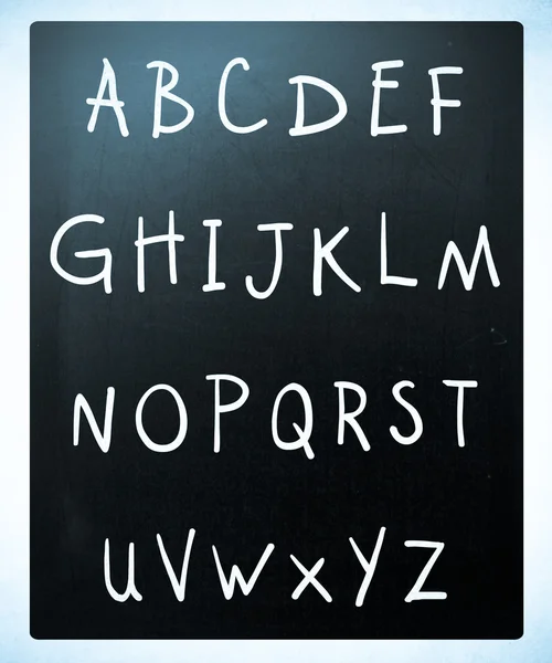Alfabeto inglés completo escrito a mano con tiza blanca en un blac — Foto de Stock