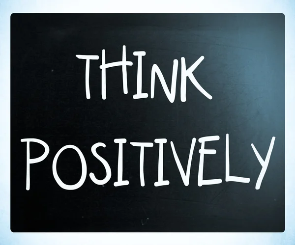 "Piensa positivamente "escrito a mano con tiza blanca en una pizarra — Foto de Stock