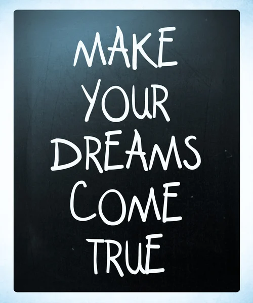 "Hayallerinizi gerçeğe dönüştürüyor" el yazısı yla beyaz tebeşirle yazılmış bir b — Stok fotoğraf