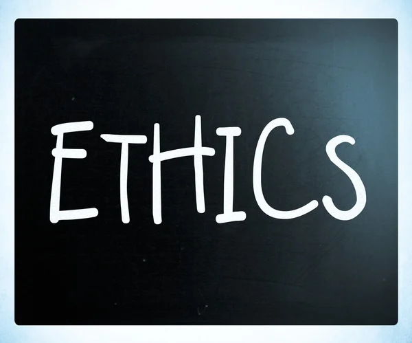 "Ethik "handgeschrieben mit weißer Kreide auf einer Tafel — Stockfoto