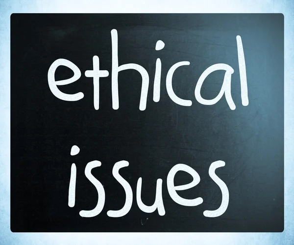 "Etické problémy"v rukou s bílou křídou na tabuli — Stock fotografie