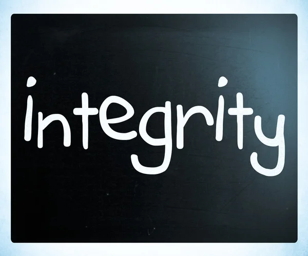 "Integrità "scritto a mano con gesso bianco su lavagna — Foto Stock