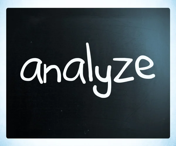 "Analyze"handgeschreven met wit krijt op een bord — Stockfoto