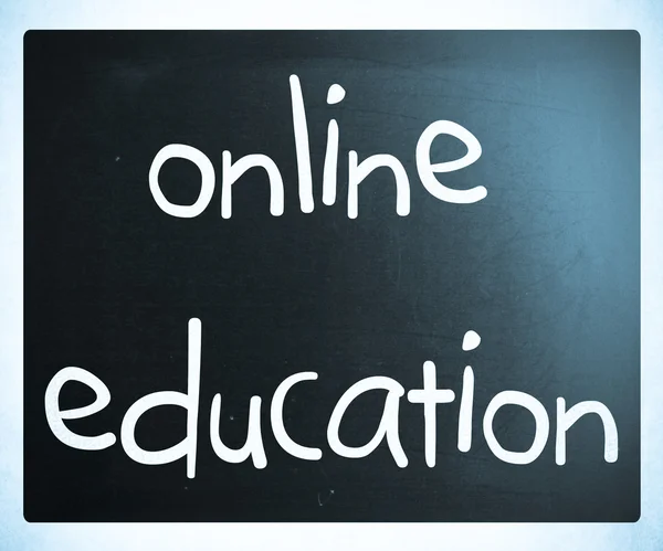 "Online oktatás"fehér krétával egy táblára kézzel — Stock Fotó