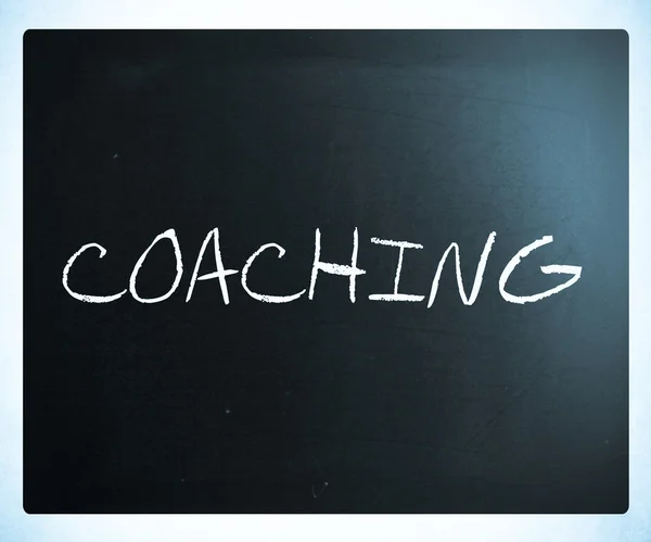"Coaching "handgeschreven met wit krijt op een Blackboard — Stockfoto