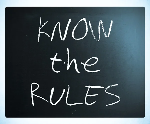 "知道规则 "用白色粉笔在黑板上手写 — 图库照片