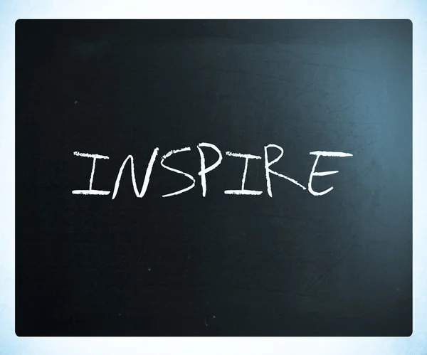 "Ispirare "scritto a mano con gesso bianco su lavagna — Foto Stock