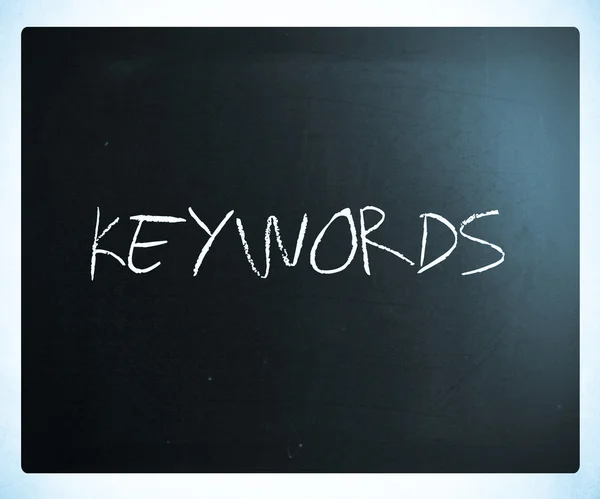 Das Wort "Schlüsselwörter" handgeschrieben mit weißer Kreide auf einer Tafel — Stockfoto