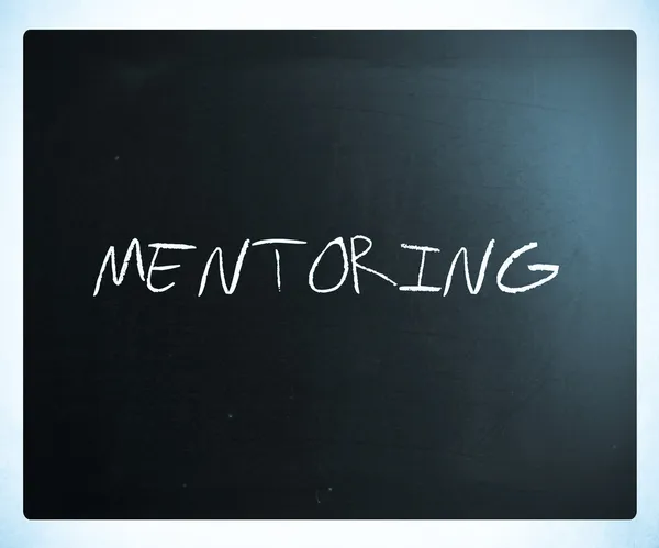 Le mot "mentorat" écrit à la main avec de la craie blanche sur un sanglier — Photo