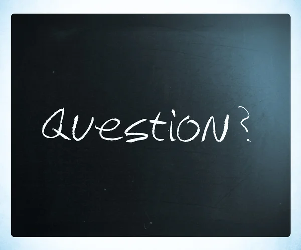 "Soru" bir tahta üzerinde beyaz tebeşir ile el yazısı — Stok fotoğraf