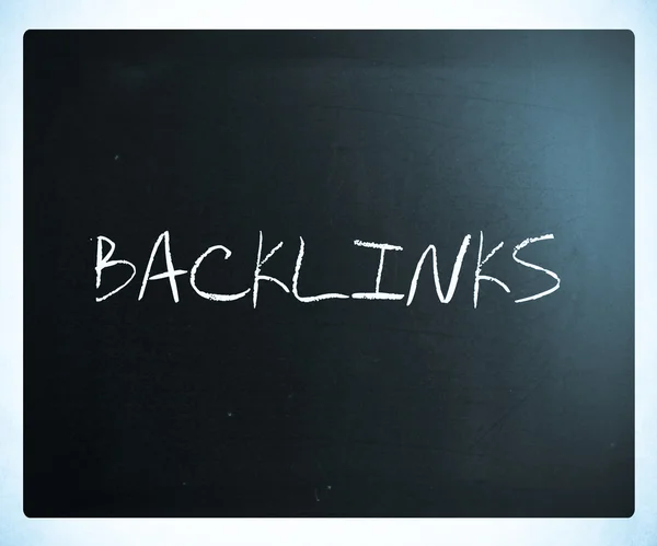 A palavra "Backlinks" escrito à mão com giz branco em um blackboar — Fotografia de Stock
