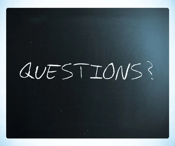 "Sorular mı?" bir tahta üzerinde beyaz tebeşir ile el yazısı — Stok fotoğraf
