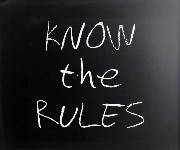 "Connaître les règles "manuscrites à la craie blanche sur un tableau noir — Photo