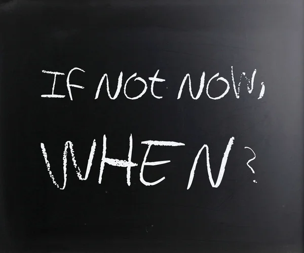 "今でなければとき、?」黒板に白チョークで手書き — ストック写真