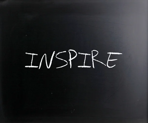 "Ispirare "scritto a mano con gesso bianco su lavagna — Foto Stock