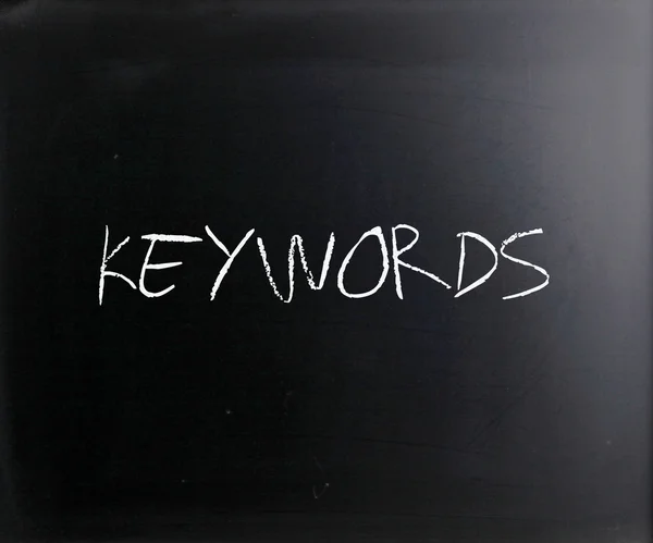 「キーワード」が黒板に白いチョークで手書きの単語 — ストック写真