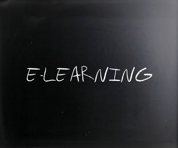 "Ηλεκτρονική μάθηση "χειρόγραφη με λευκή κιμωλία σε έναν μαυροπίνακα — Φωτογραφία Αρχείου