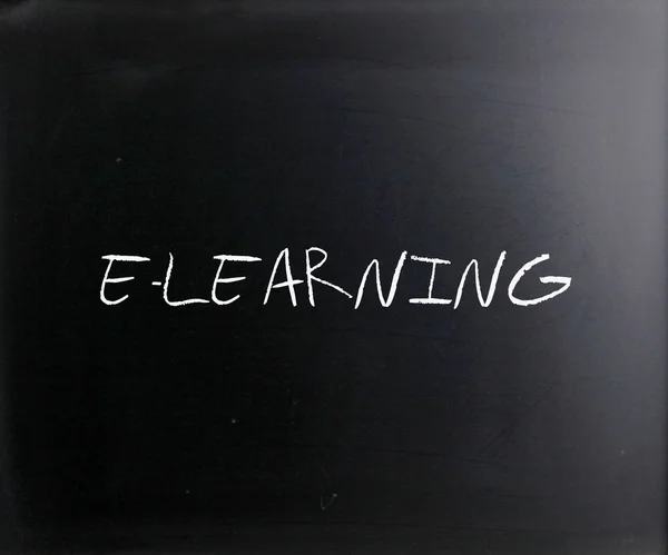 "E-learning "scritto a mano con gesso bianco su lavagna — Foto Stock