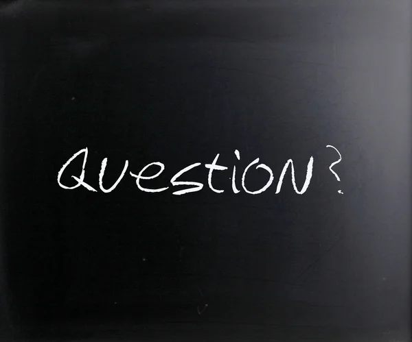 "Pytanie "odręczne z białą kredą na tablicy — Zdjęcie stockowe